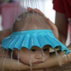 Casque pare-shampoing pour douche bébé
