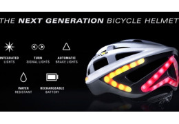 Un casque de vélo clignotant. Accessoire de vélo indispensable