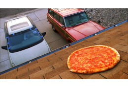 Les fans de Breaking Bad lancent des pizzas sur la maison de Walter White. Les propriétaires en ont marre !